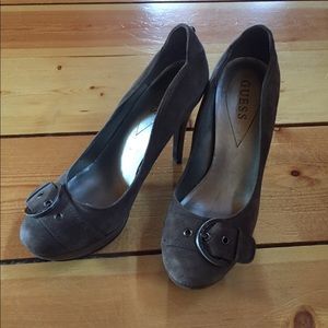 Gray guess pumps with buckle on toe